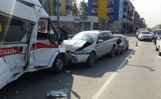 В Пензе машина скорой помощи столкнулась с двумя машинами