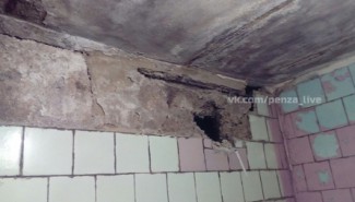 Жители Арбеково жалуются на обрушение стен в их затопленной квартире 