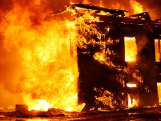В ночь на 31 декабря в Пензе сгорел расселенный дом
