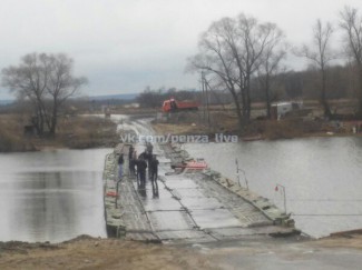 В Пензе с моста в реку упал «КамАЗ»