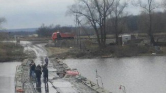 Стало известно, что случилось с водителем, перевернувшимся и упавшим с моста на «КамАЗе» в Спутнике 