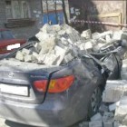На машину жительницы Пензы рухнула кирпичная стена 