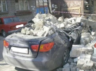 На машину жительницы Пензы рухнула кирпичная стена 