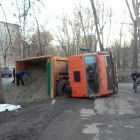 В Пензе на Карпинского перевернулся груженый грузовик 