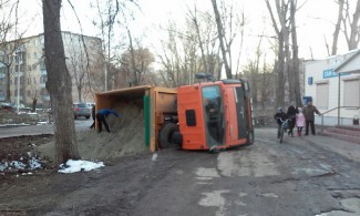 В Пензе на Карпинского перевернулся груженый грузовик 