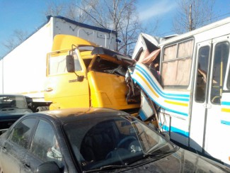 В соседнем от Пензы регионе «КамАЗ» учинил ДТП с 13 автомобилями. Пострадали пять человек