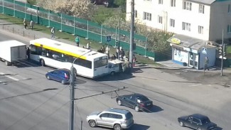 В УГИБДД прокомментировали аварию с участием пассажирского автобуса и легковушки в Терновке