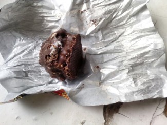 В Кузнецке ребенок едва не отобедал конфетами с коконами личинок