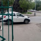 В Пензе наглая автоледи перекрыла детям вход в школу на своей иномарке 