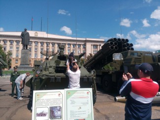 В Пензе Навального встречают боевой техникой и военным оркестром 