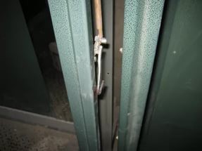 Житель дома на Кулибина похитил створки лифта 