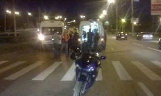 В Пензе мотоциклист вылетел из седла в результате аварии на Карпинского 