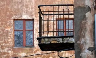Кошмар на Молодежной. Балкон рухнул прямо под ногами жительницы Пензы