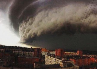 Пензенцы делятся жуткими фотографиями урагана в Москве, унесшего человеческие жизни 