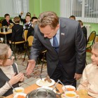 Валерий Савельев попробовал, чем кормят школьников в гимназии №4