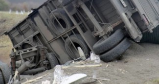 В Пензенской области в результате серьезной аварии перевернулся «КамАЗ»