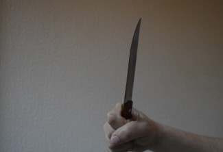 В Пензенской области агрессивный мужчина напал с ножом на собутыльника