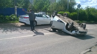 В Пензе на Кольцова перевернулся автомобиль