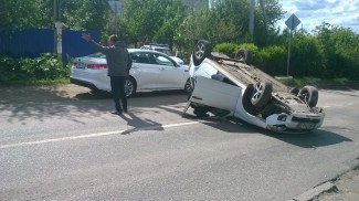 Соцсети: «Из перевернувшегося авто на Кольцова сбежал водитель»