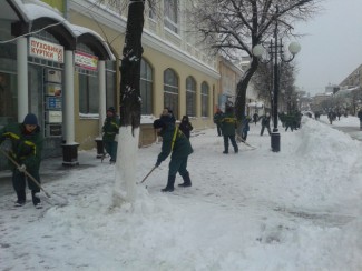 Коммунальщики массово вышли чистить Московскую, напугавшись заявления Белозерцева о штрафах для МУПов
