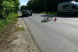 В Заречном возле ПО «Старт» пожилому велосипедисту стало плохо, и он упал на машину