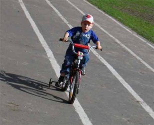 В Пензе маленький ребенок на велосипеде оказался «на волосок от смерти» 