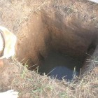 Житель Каменки стал жертвой трагедии, упав в яму, заполненную водой 