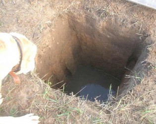 Житель Каменки стал жертвой трагедии, упав в яму, заполненную водой 