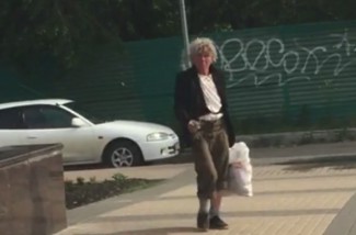 Пьяная женщина устроила переполох на центральной улице в Пензе, поливая прохожих грязью во всех смыслах