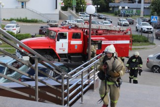 К бизнес-центру в Пензе прибыли несколько пожарных машин 