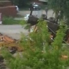 В Пензе рядом с детским садом упал строительный кран и перевернулся КамАЗ