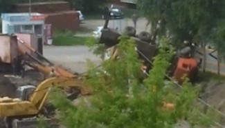 В Пензе рядом с детским садом упал строительный кран и перевернулся КамАЗ