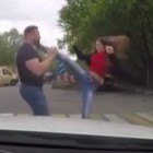 Появилось видео, где хрупкая девушка изящной «вертушкой» нокаутрировала водителя чуть не сбившего ее авто