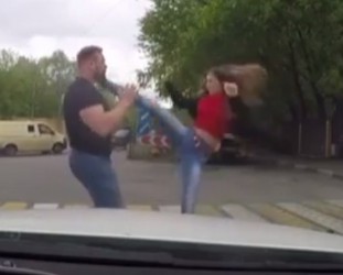 Появилось видео, где хрупкая девушка изящной «вертушкой» нокаутрировала водителя чуть не сбившего ее авто