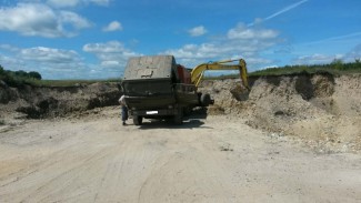 В Шемышейском районе неизвестные незаконно добывали полезные ископаемые 
