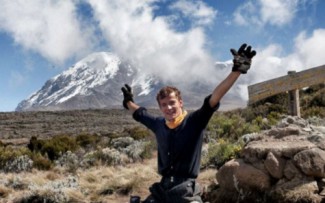 Сирота из Пензы без обеих ног смог взобраться на Килиманджаро 
