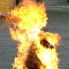 Компания отдыхающих «предала огню» женщину, облив ее бензином