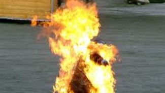 Компания отдыхающих «предала огню» женщину, облив ее бензином
