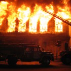 В Кузнецке полыхающий торговый центр тушили 11 пожарных