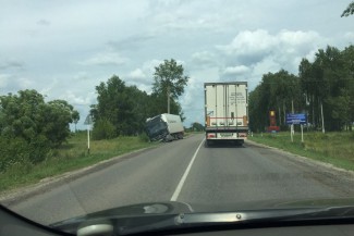 Соцсети: В Пензенской области фура вылетела с дороги 
