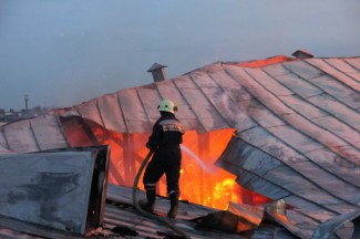 Полыхающий дом на Пугачева в Пензе тушили 17 пожарных