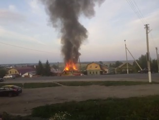 В сети появилось видео полыхающего дома в Бессоновке
