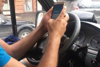 Пензенцы обсуждают фото водителя маршрутки, рулившего с телефоном в руках