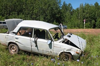 Под Тамалой на полной скорости перевернулась отечественная легковушка