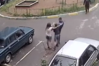 Жестокое избиение девушки во дворе дома попало на видео