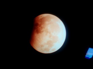 Жители Пензы опубликовали в Сети фотографии кровавой луны 