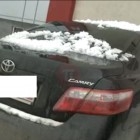 В Пензе на улице Кирова глыба льда повредила два припаркованных автомобиля 