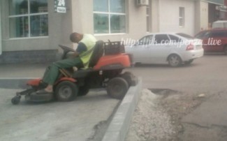 В Арбеково рабочий на уборочной машине влетел в столб, а после уснул
