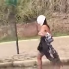 Голая девица прогуливалась по улице с юбкой на голове