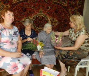 Пензенская администрация поздравила жительницу областного центра с 100-летним юбилеем 